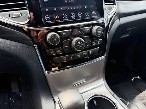 Used 2020 Jeep Grand Cherokee Altitude AWD/4WD image 24