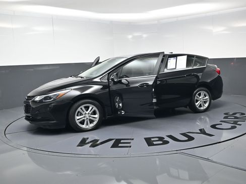 Used 2018 Chevrolet Cruze LT w/ Convenience Package image 21