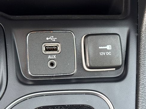 Used 2019 Jeep Cherokee Latitude Plus w/ Cold Weather Group AWD/4WD image 48