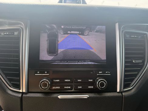 Used 2018 Porsche Macan AWD/4WD image 22