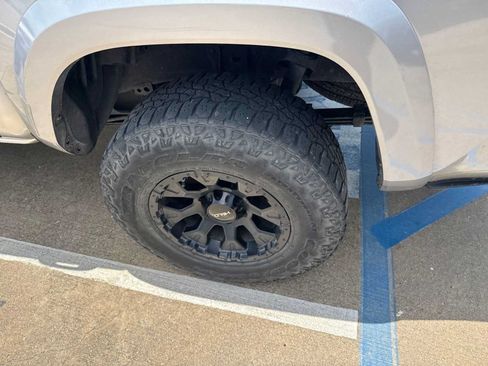 Used 2017 Toyota Tacoma SR5 w/ Tow Package RWD image 5