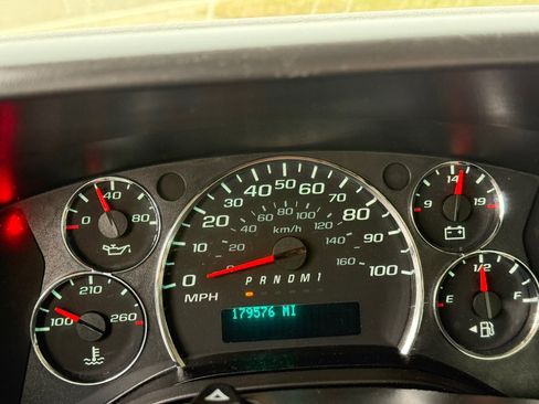 Used 2017 Chevrolet Express 3500 w/ Chrome Appearance Package RWD image 9