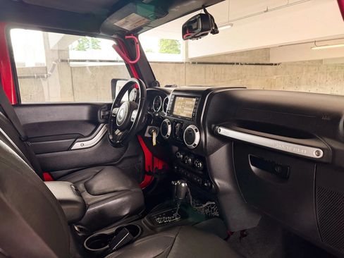 Used 2014 Jeep Wrangler Unlimited Sahara w/ Katzin Premium Leather Group AWD/4WD image 25