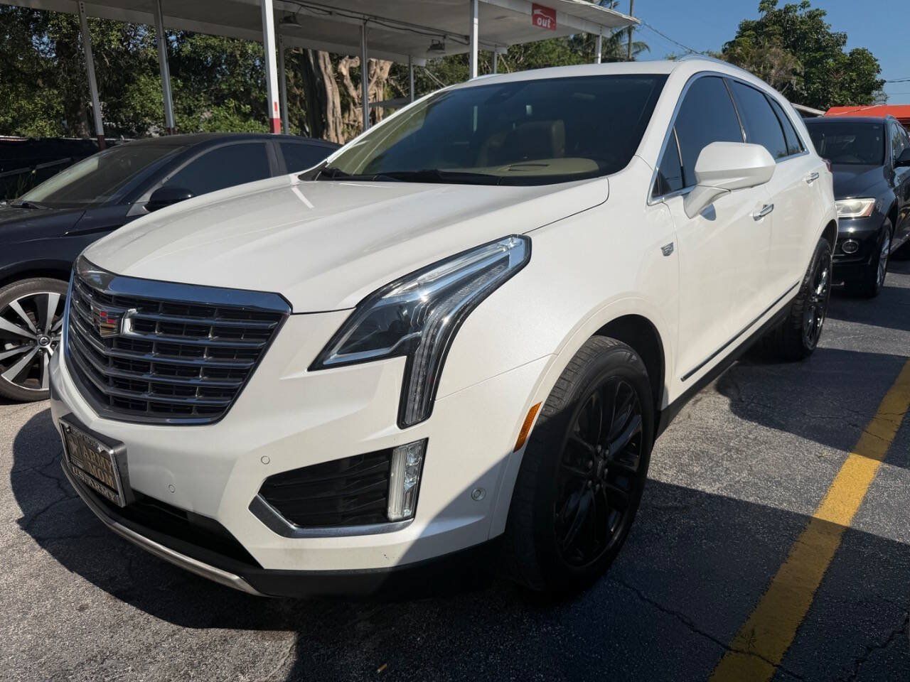 Used 2017 Cadillac XT5 Platinum w/ Driver Assist Package AWD/4WD image 3