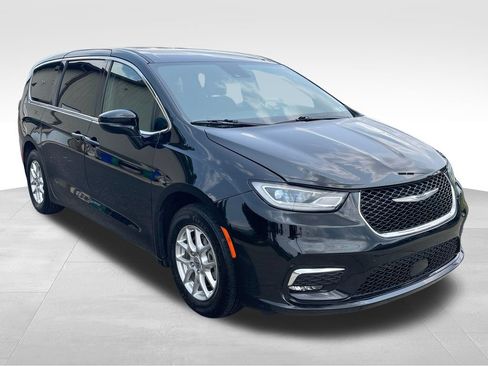 Used 2024 Chrysler Pacifica Touring FWD image 7