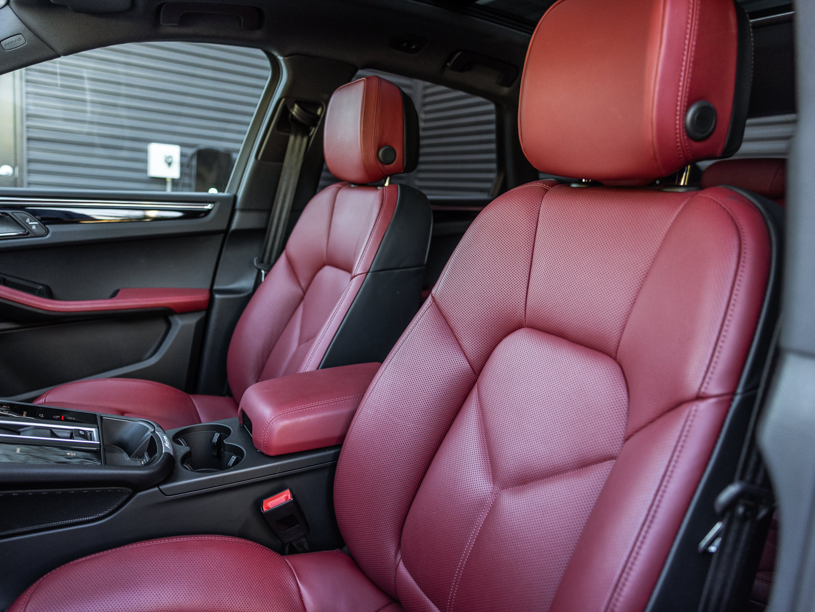 Certified 2026 Porsche Macan AWD/4WD image 5