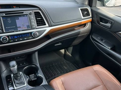 Used 2018 Toyota Highlander Limited AWD/4WD image 38