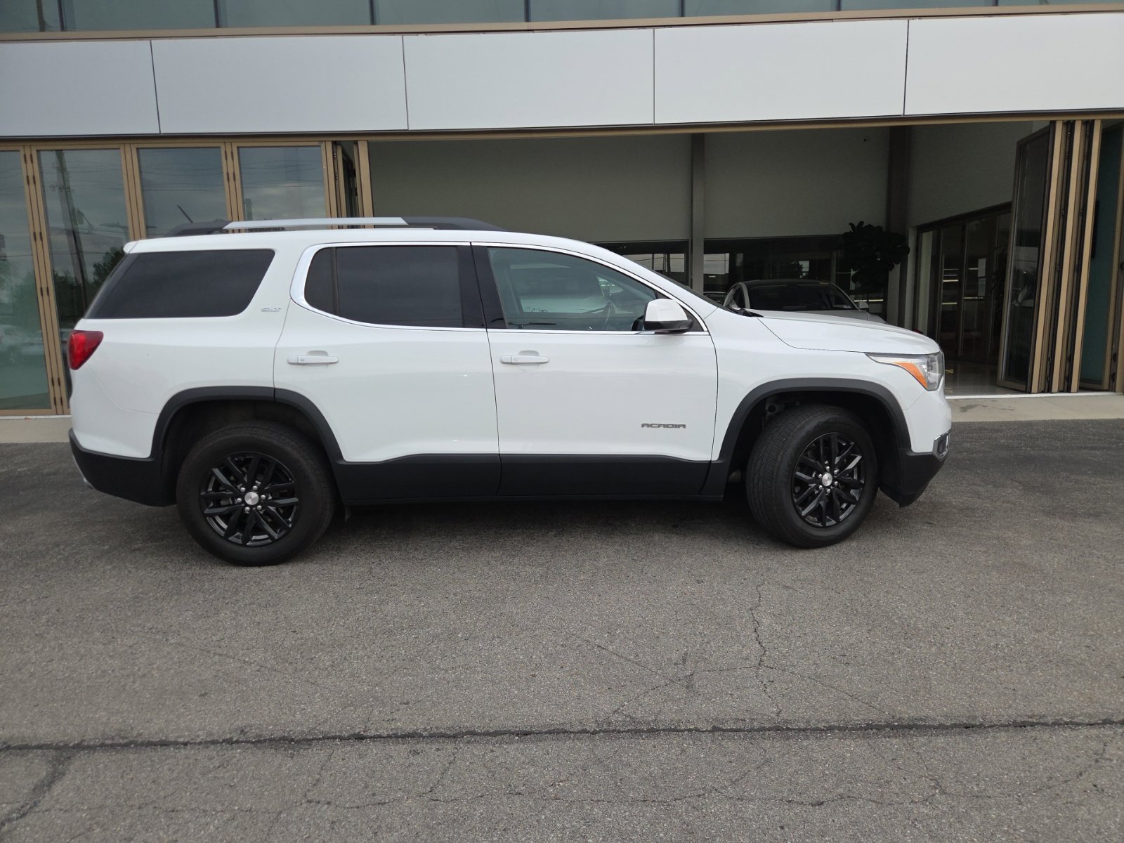 Used 2019 GMC Acadia SLT w/ LPO, Floor Liner Package FWD image 1