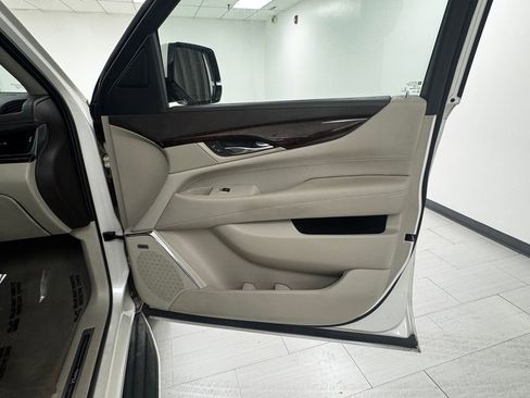 Used 2015 Cadillac Escalade Luxury image 14