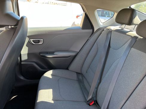 Used 2025 Kia K4 LXS image 38