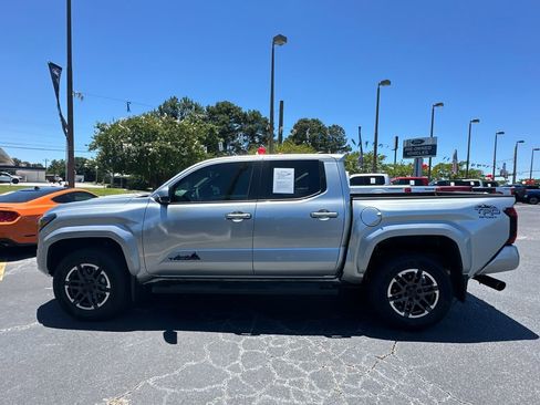Used 2025 Toyota Tacoma TRD Sport AWD/4WD image 4