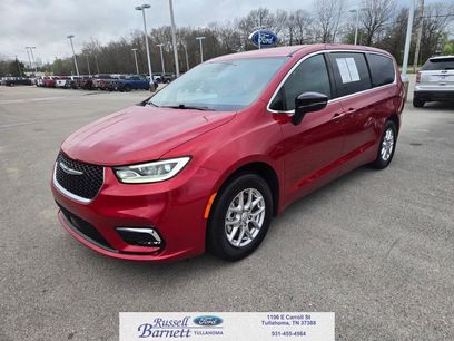 Used 2025 Chrysler Pacifica Select