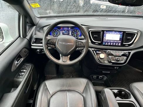 Used 2020 Chrysler Pacifica Touring-L w/ Advanced Safetytec Group image 29