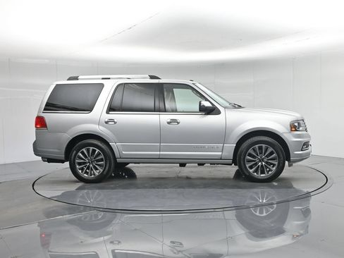 Used 2017 Lincoln Navigator Select RWD image 10