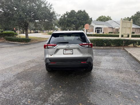 Used 2021 Toyota RAV4 LE image 9
