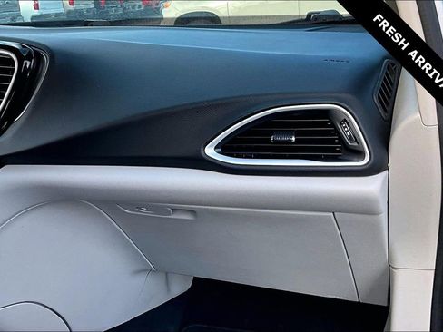 Used 2024 Chrysler Pacifica Touring-L image 26