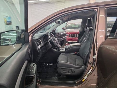 Used 2019 Toyota Highlander Plus AWD/4WD image 8