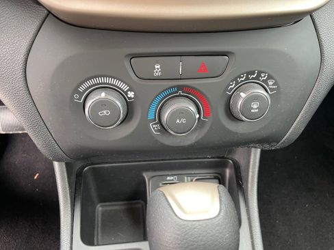 Used 2017 Jeep Cherokee Sport image 21