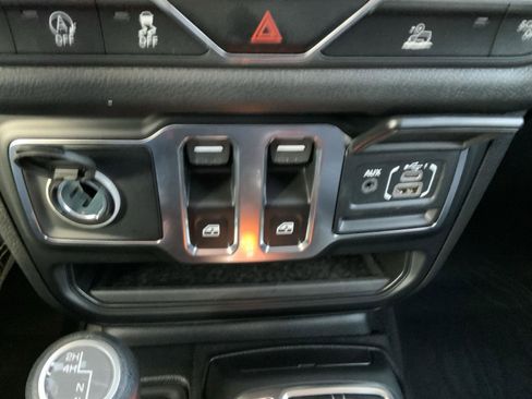 Used 2025 Jeep Wrangler Sport image 43