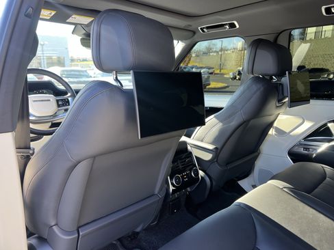 Used 2024 Land Rover Range Rover Long Wheelbase SE image 32