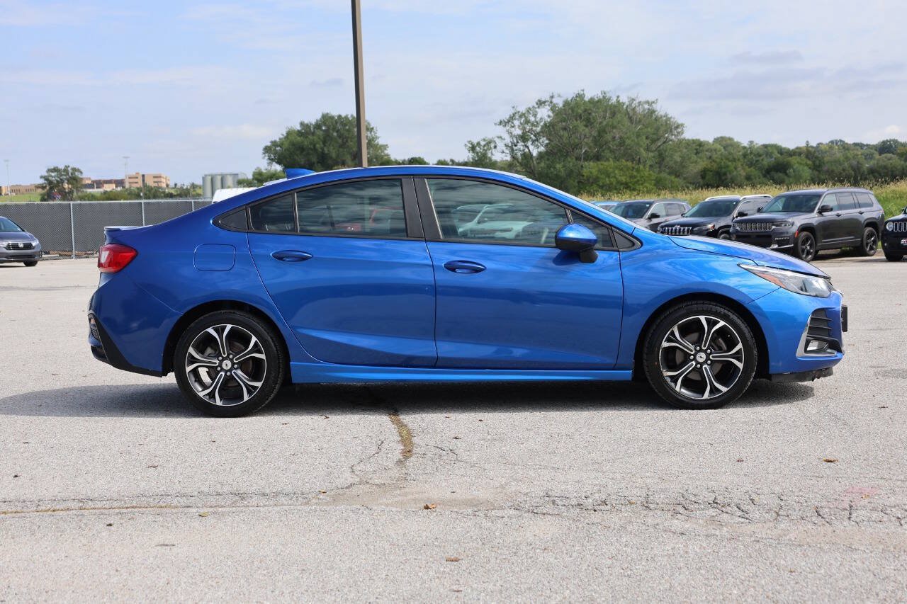 Used 2019 Chevrolet Cruze LT w/ Convenience Package FWD image 7
