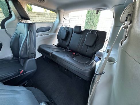Used 2024 Chrysler Pacifica Limited FWD image 33