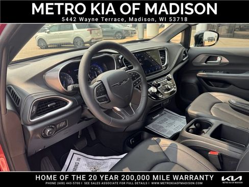 Used 2025 Chrysler Pacifica Select AWD/4WD image 12