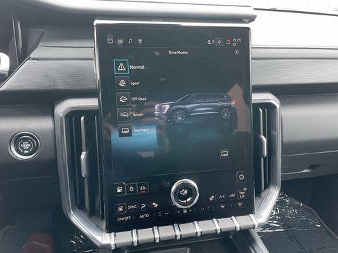 Used 2025 GMC Acadia AT4 w/ Luxury Package image 17