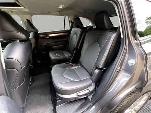 Certified 2025 Toyota Highlander Limited FWD image 21