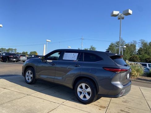 Used 2023 Toyota Highlander LE FWD image 8