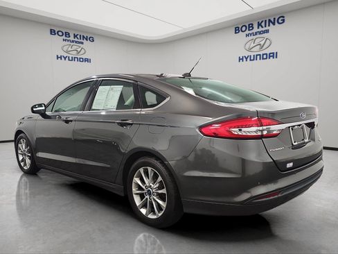 Used 2017 Ford Fusion SE w/ Fusion SE Technology Package FWD image 3