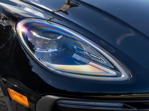 Certified 2022 Porsche Macan image 15