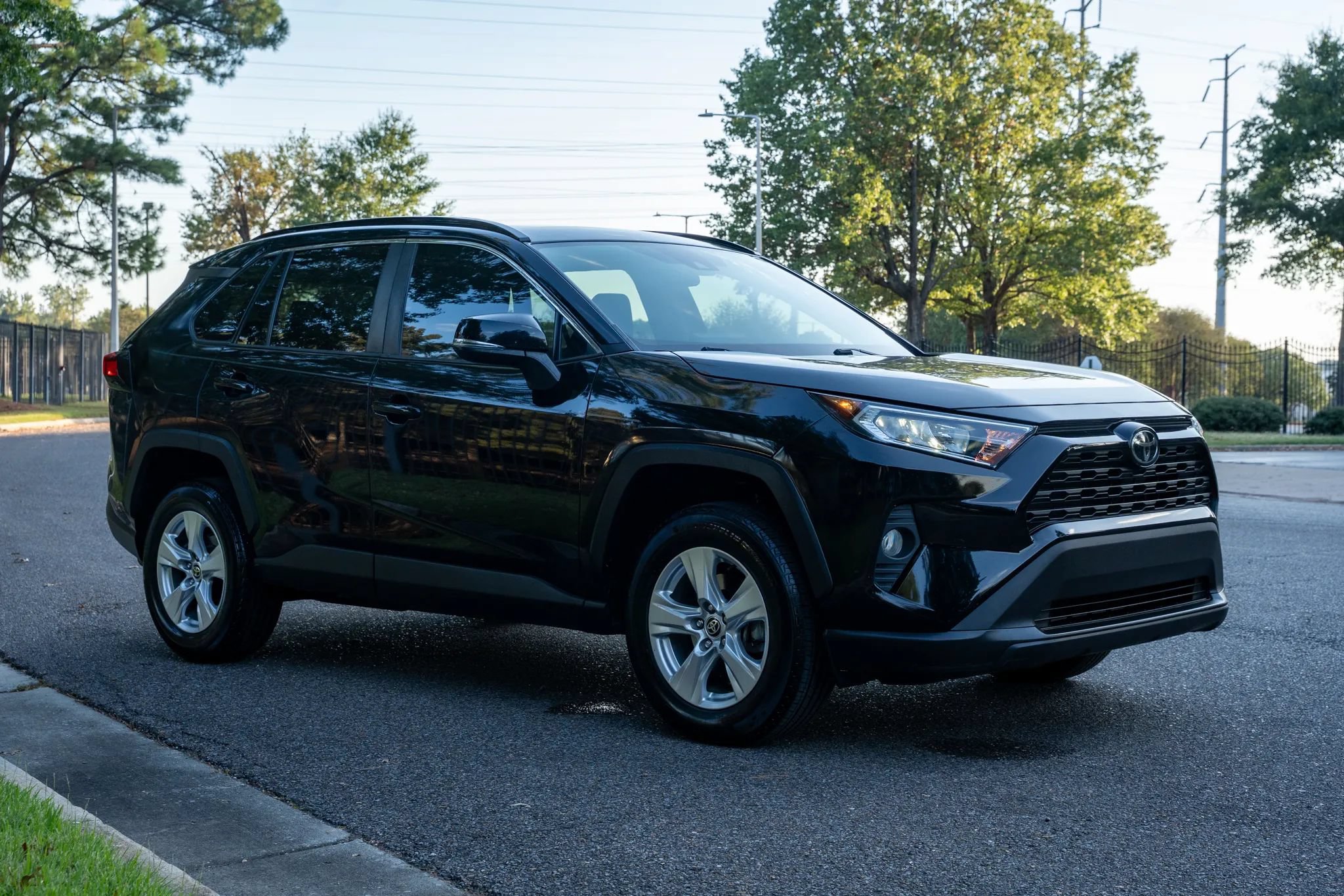 Used 2021 Toyota RAV4 XLE w/ Convenience Package FWD image 4