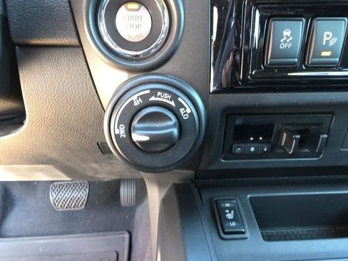 Used 2022 Nissan Titan PRO-4X w/ Pro-4x Convenience Package image 18