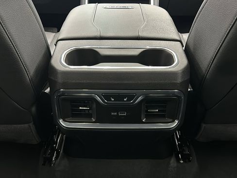 Used 2025 GMC Sierra 3500 Denali image 39