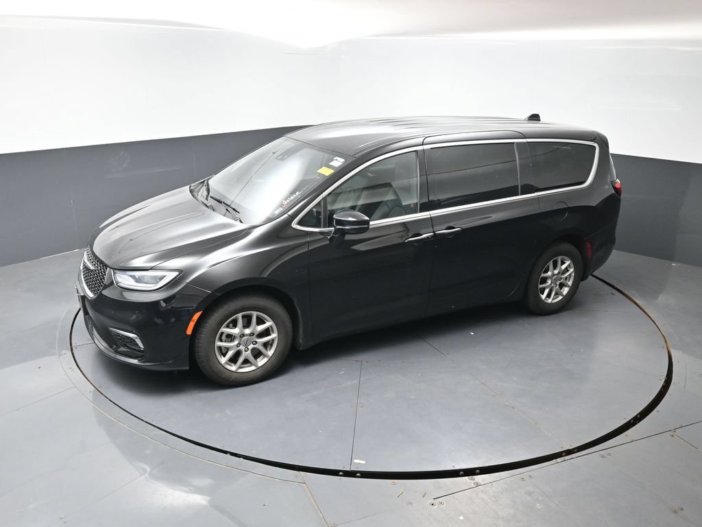 Used 2025 Chrysler Pacifica Select FWD image 13
