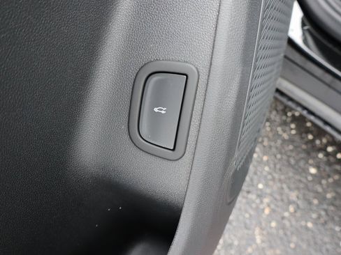 Used 2025 Chevrolet Traverse LT w/ Sun and Wheel Package image 19