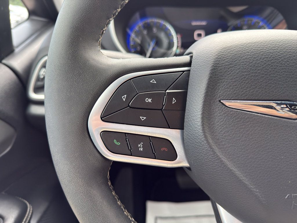 Used 2025 Chrysler Pacifica Select FWD image 18