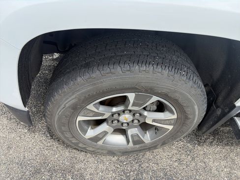 Used 2019 Chevrolet Colorado Z71 AWD/4WD image 2