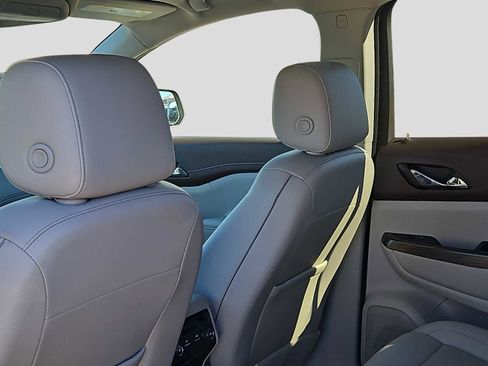 Used 2023 GMC Acadia SLT image 14