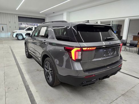 Used 2025 Ford Explorer ST-Line w/ ST-Line Street Pack image 4