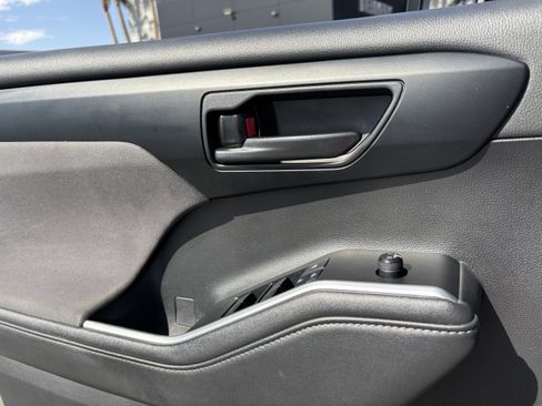 Used 2021 Toyota Highlander L FWD image 19