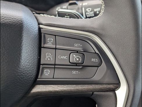 Used 2025 Jeep Grand Cherokee Limited w/ Luxury Tech Group II image 16