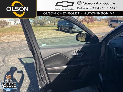 Used 2022 Jeep Cherokee Trailhawk image 9