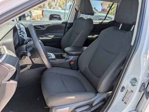 Used 2025 Toyota RAV4 LE AWD/4WD image 2