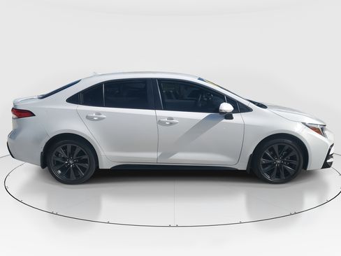 Used 2024 Toyota Corolla SE image 2