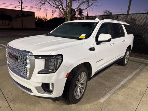 Used 2022 GMC Yukon XL Denali w/ Denali Premium Package image 3