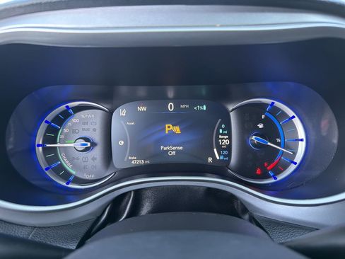 Used 2023 Chrysler Pacifica Touring-L w/ Uconnect Theater Family Group FWD image 33