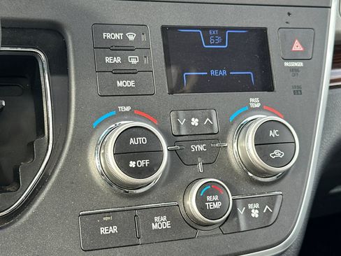 Used 2015 Toyota Sienna Limited Premium image 28