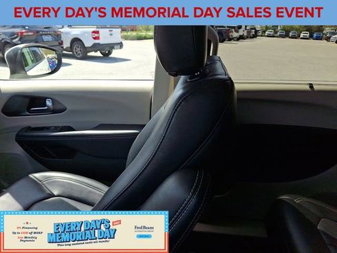 Used 2023 Chrysler Pacifica Touring-L FWD image 17